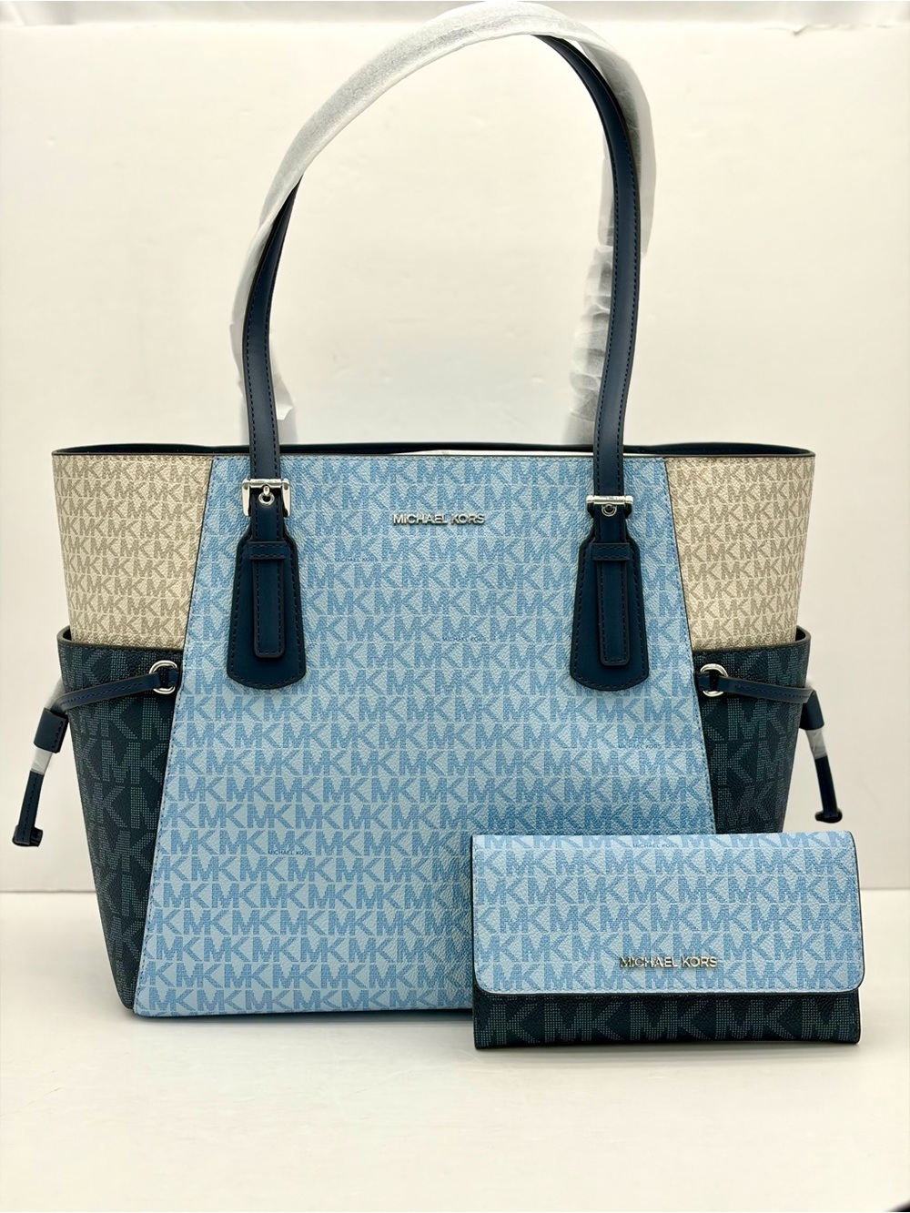 MICHAEL KORS Voyager Large Signature 
Tote Shoulder Bag and Wallet Set